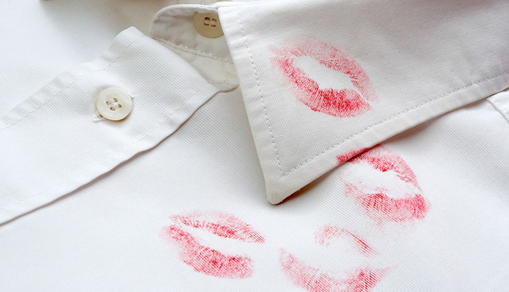 लिपस्टिक के दाग कर रहे आपको परेशान, इन तरीकों की मदद से मिटाएं इन्हें lipstick stains,household tips,home decor tips,removing lipstick stains