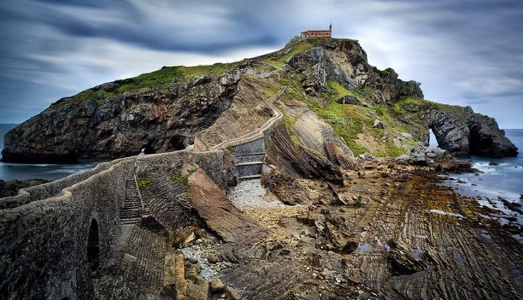 attractive staircases,staircases to visit around the world,bueren mountain,belgium,stairs above the sea,spain,spiral staircase in taihang mountains,china,awaji hyakudanen,japan,moses bridge stairs,netherlands