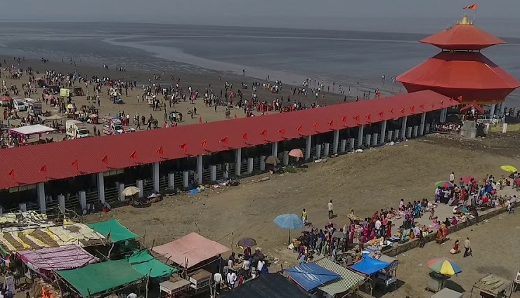 stambheshwar mahadev temple,unique temple in gujarat,submerging temple,lord shiva temple,tidal phenomenon,religious significance,coastal temple,mahadev mandir,spiritual attraction,tourist spot