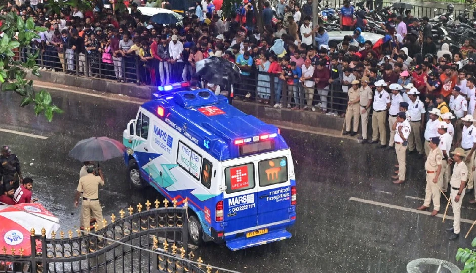 बेंगलुरु भगदड़ : हँसते चेहरों के बीच पसरा सन्नाटा, क्यों टूट गई सांसें उस शाम? bengaluru stampede,rcb victory rally,chinnaswamy stadium tragedy,crowd management failure,human rights violation,nhrc notice,karnataka news,cid investigation,political blame game,priyank kanoongo,public safety failure,social media misinformation,ipl 2025,event mismanagement,indian publ