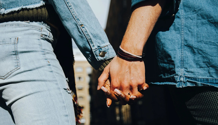 signs of being stashed in a relationship,relationship red flags,hidden relationships,emotional neglect in relationships,signs of being ignored,relationship communication issues,one-sided relationship signs,being kept a secret in a relationship,emotional manipulation,relationship transparency,hidden partner behavior