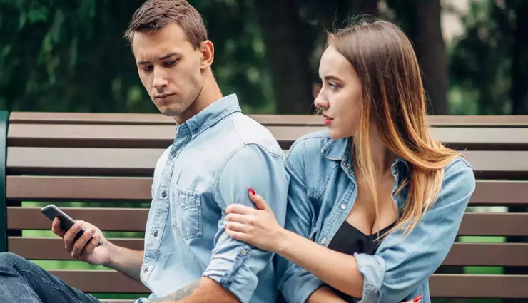 signs youre being stashed,stashing in relationships,hidden in relationship,dating stashing signs,being kept secret by partner,relationship secrecy,why partner hides you,stashing behavior,partner hiding relationship,signs of stashing