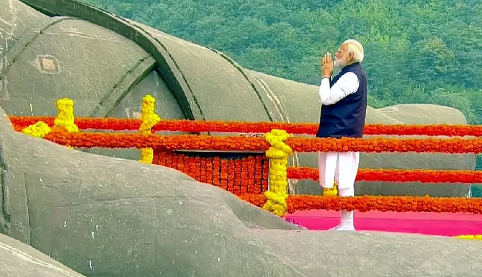 कांग्रेस ने किया देश के नायकों का अपमान, हमने सबको दिया सम्मान — पीएम मोदी