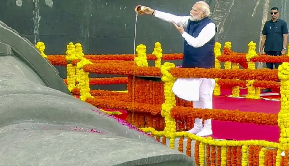 राष्ट्रीय एकता दिवस: सरदार पटेल की 150वीं जयंती पर केवडिया में भव्य आयोजन, पीएम मोदी ने स्टैच्यू ऑफ यूनिटी पर दी श्रद्धांजलि