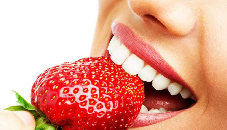 महिला को स्ट्रॉबेरी खाना पड़ा भारी, गले में फंसी इस चीज की वजह से डॉक्टर भी हुए हैरान