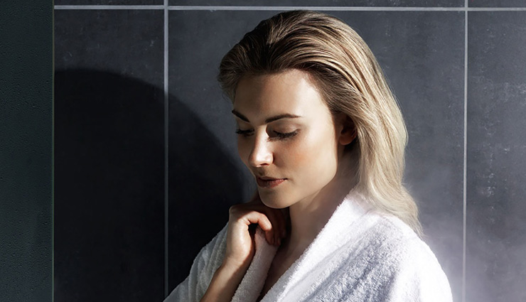 चेहरे की डेड स्किन को साफ़ करता है स्टीम लेना, इससे जुड़े है कई ब्यूटी फायदे