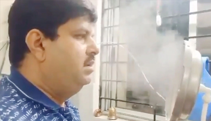 कोरोना संक्रमण से बचने का हैरतअंगेज जुगाड़, कुकर से सीधे स्टीम लेने लगा ये शख्स
