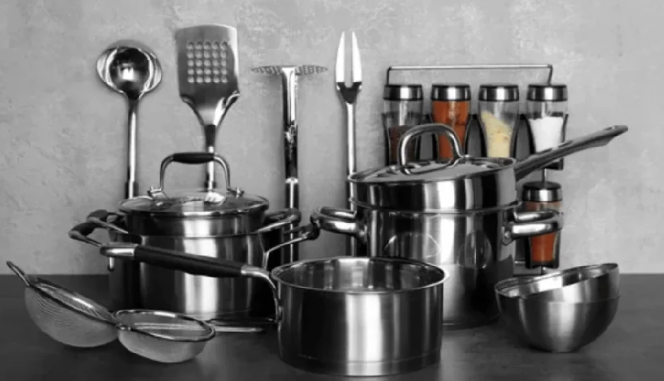 स्टील के बर्तन में कभी न रखें ये खाने की चीजें, वरना बढ़ सकता है फूड पॉइजनिंग का खतरा