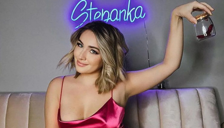 कांच की बोतल में भरकर ऑनलाइन बेचती थी अपना पाद, एक हफ्ते में कमाती 37 लाख रुपये, अब अस्पताल में भर्ती