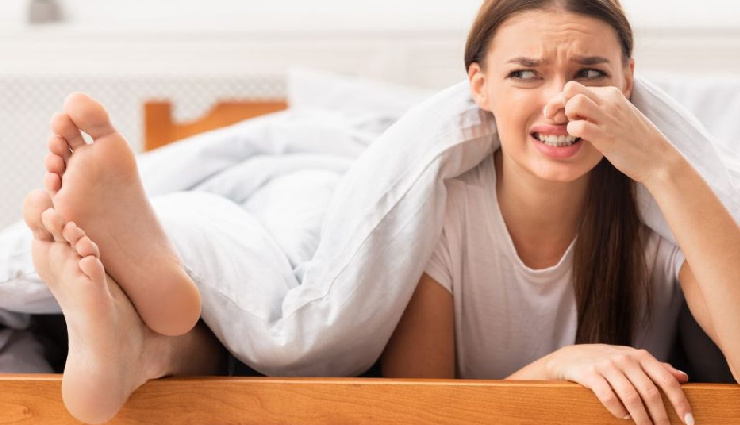 7 Effective Home Remedies To Treat Stinky Feet