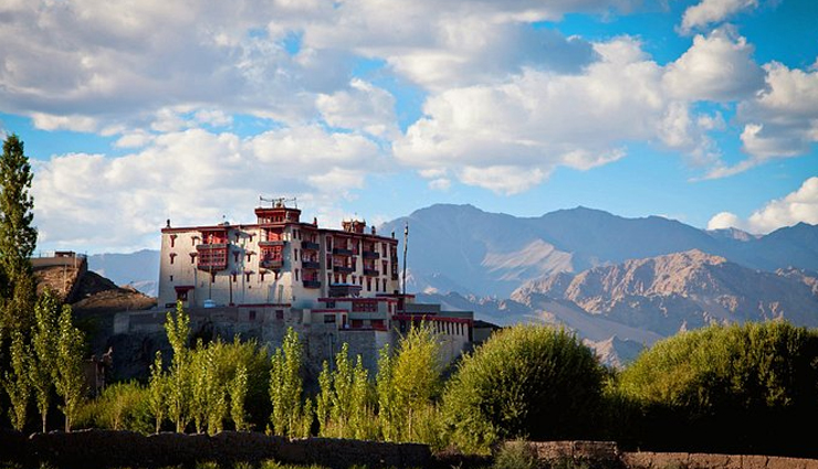 लद्दाख: खूबसूरत वादियों और बर्फ की चोटियों से सम्मोहित होते हैं पर्यटक, क्षेत्रफल में सबसे बड़ा और सबसे कम आबादी वाला केन्द्र शासित प्रदेश ladakh travel,explore ladakh,himalayan adventure,leh-ladakh tour,best places to visit in ladakh,trekking in ladakh,cultural experiences in ladakh,ladakh monasteries,high altitude landscapes,adventure tourism ladakh,pangong lake exploration,nubra valley journey,ladakh photography,motorbike tours ladakh,top things to do in ladakh