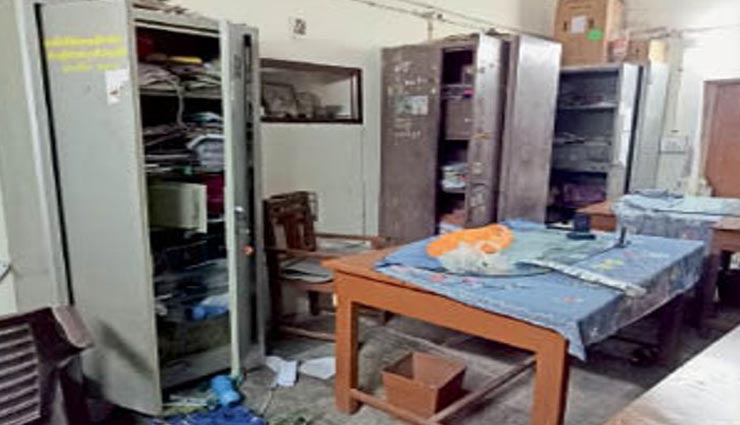 सरकारी स्कूल बनी चोरों के आतंक का शिकार, टूटे मिले अलमारी व दराज के ताले