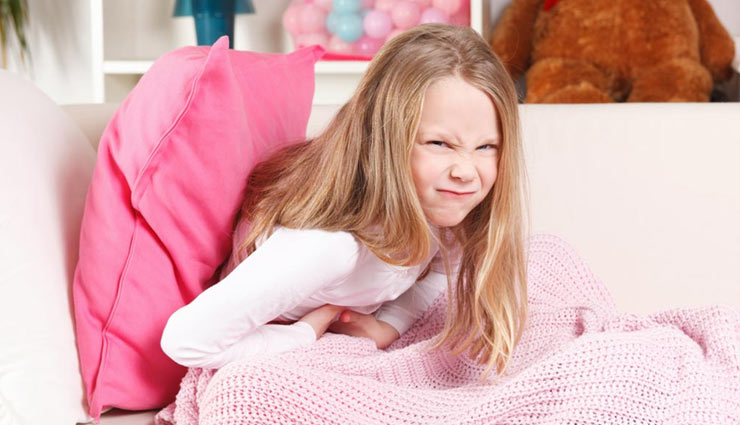 मॉनसून के मौसम में बच्चों को होती है पेट दर्द की समस्या, राहत पाने के लिए खिलाएं ये 5 चीजें 