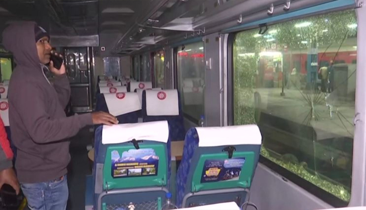 पश्चिम बंगाल में फिर हुआ शताब्दी एक्सप्रेस ट्रेन पर पथराव, क्षतिग्रस्त हुआ खिड़की का शीश
