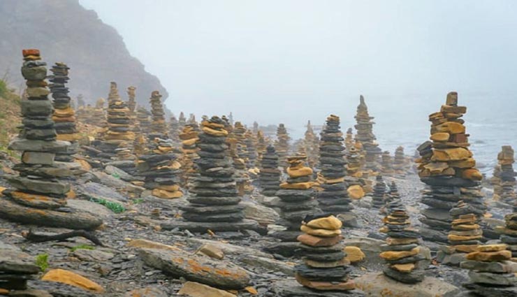 weird news,weird place,weird tirual,stone towers,russian stonehenge beach