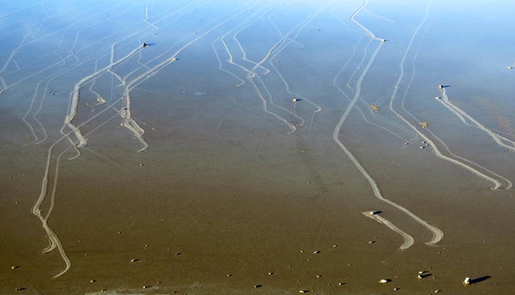weird place,moving stones,mystery of death valley,mysterious sailing stones,stones that move by themselves