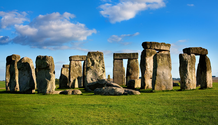 holidays,taj mahal,10 famous historic sites around the world,historic sites,historical places around the world,wander lust,places to be visited around the world,machu picchu,tikal,the pyramids at giza,angkor wat,petra,stonehenge,the colosseum and forum,the parthenon,easter island