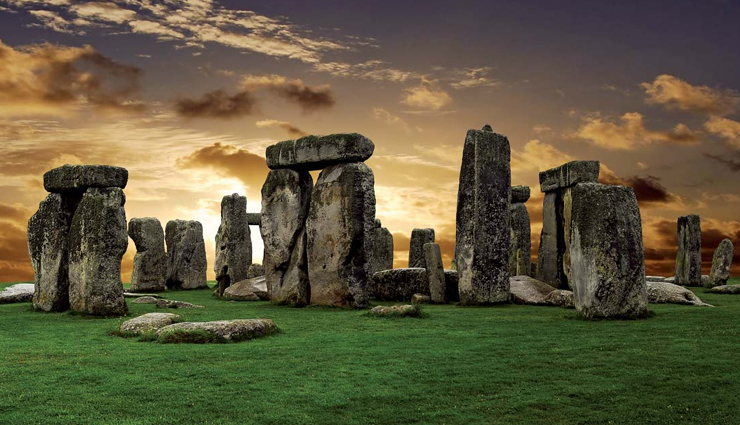 tourist destinations,10 tourist destinations,7 wonders,angkor,easter island statues,stonehenge,kiyomizu temple,neuschwanstein castle,alhambra,acropolis,kremlin,hagia sophia,timbuktu,travel,travel tips,holidays