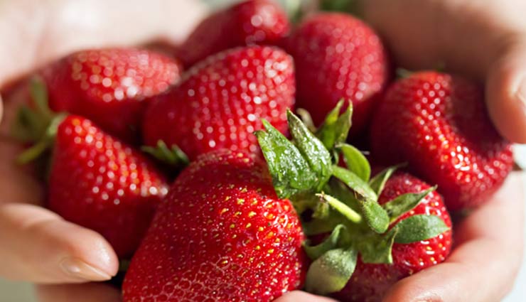 melbourne,strawberry,weird story,bizarre news,needle in strawberry