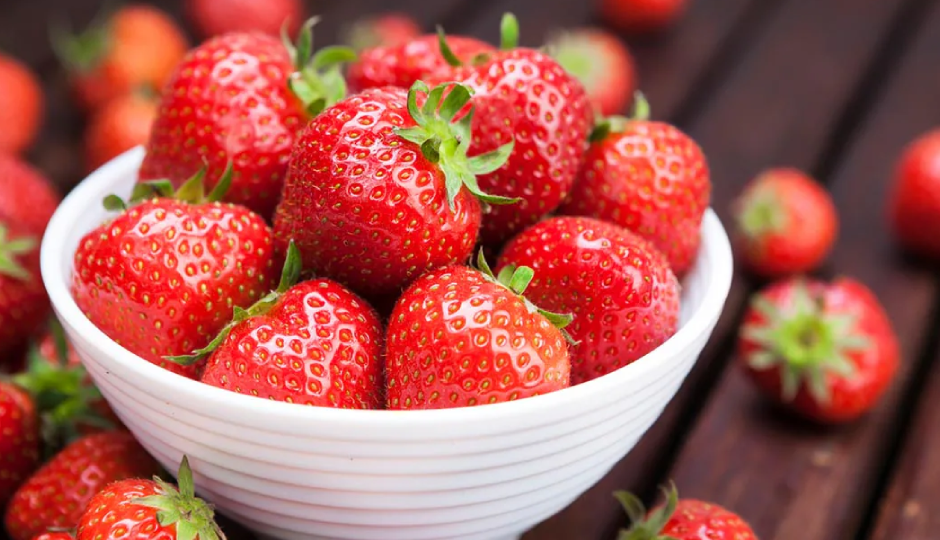 स्ट्रॉबेरी शेक : पोषक तत्वों से भरपूर यह हेल्दी ड्रिंक अपने स्वाद से भी आपके दिल पर करेगा राज #Recipe strawberry shake,strawberry shake nutrition,strawberry shake healthy drink,strawberry shake tasty drink,strawberry shake thick,strawberry shake ingredients,strawberry shake recipe,strawberry shake breakfast