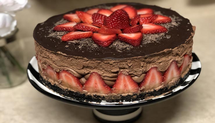 Valentine Special : स्ट्रॉबेरी मूस केक विद चॉकलेट के साथ बनाए दिन को स्पेशल #Recipe
