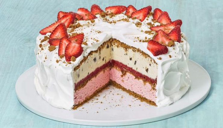 vanilla cake with fresh strawberry frosting,hunger struck,food,easy recipe