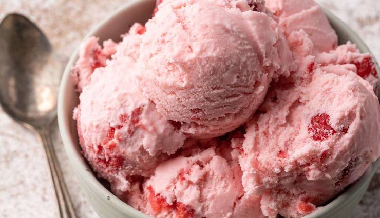 अपने चाहने वालों को खिलाएं स्ट्रॉबेरी आइसक्रीम, खाकर हो जाएंगे खुश और बन जाएगी बात #Recipe