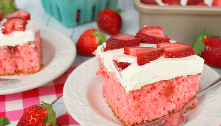 strawberry poke cake,cake recipe,strawberrys recipe,sweets recipe