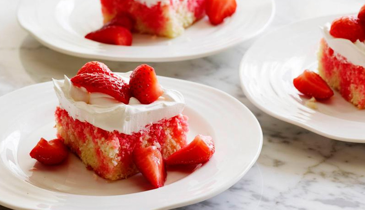 strawberry poke cake,cake recipe,strawberrys recipe,sweets recipe