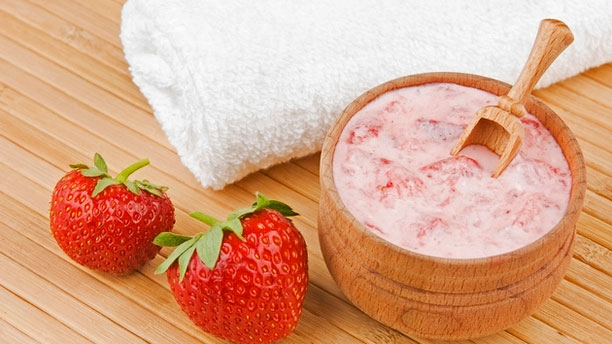 home made strawberrys face mask,strawberrys face mask,home remedies,skin care tips,beauty tips,face mask for glowing skin