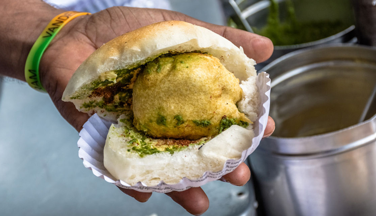 street food of mumbai,mumbai,vada pav,misal pav,pav bhaji,bhel puri and sev puri,batata vada,ragda pattice,bombay sandwich