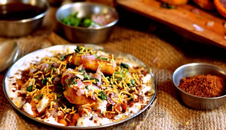 street food to try in india,famous street food,street food,chole bhature,aloo tikki,tunde kabab,litti chokha,chaat,chow mein