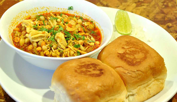 street food of mumbai,mumbai,vada pav,misal pav,pav bhaji,bhel puri and sev puri,batata vada,ragda pattice,bombay sandwich