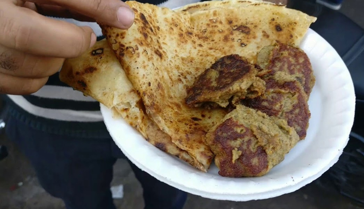 street food to try in india,famous street food,street food,chole bhature,aloo tikki,tunde kabab,litti chokha,chaat,chow mein