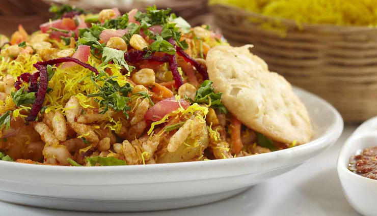 street food of mumbai,mumbai,vada pav,misal pav,pav bhaji,bhel puri and sev puri,batata vada,ragda pattice,bombay sandwich