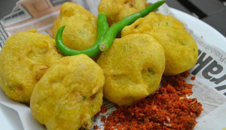 street food,street food in india,must try street food,fish cutlet,kathi rolls,shawarma,daulat ki chaat,batata vada,bombay sandwich