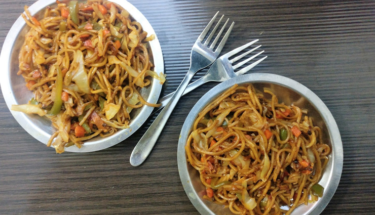 street food to try in india,famous street food,street food,chole bhature,aloo tikki,tunde kabab,litti chokha,chaat,chow mein