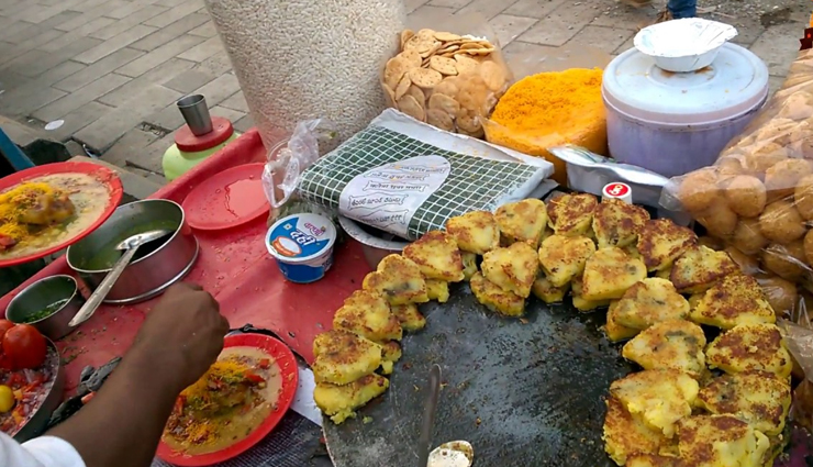 street food of mumbai,mumbai,vada pav,misal pav,pav bhaji,bhel puri and sev puri,batata vada,ragda pattice,bombay sandwich