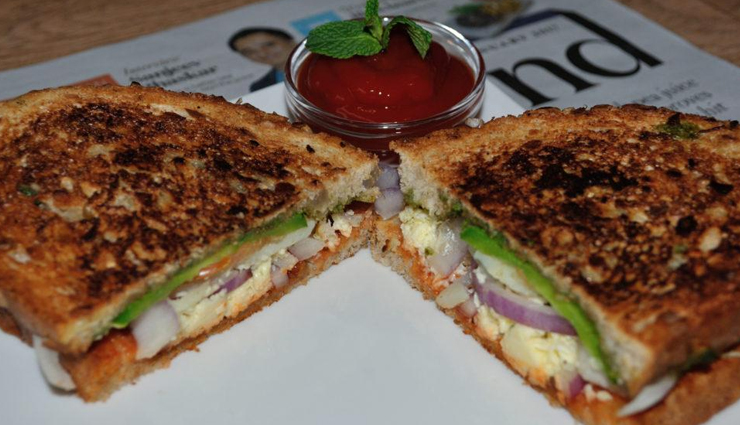 street food of mumbai,mumbai,vada pav,misal pav,pav bhaji,bhel puri and sev puri,batata vada,ragda pattice,bombay sandwich