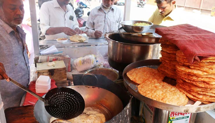 street food in jaipur,street food,jaipur,masala tea at gulab ji chaiwala,sanjay omelette,laxmi mishtan bhandar,chicken tikka at sethi,panipuri at chawla