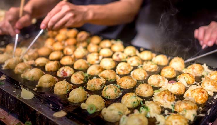 osaka,japan,street food of osaka,best street food,kushikatsu,okonomiyaki,ramen,takoyaki,yakiniku