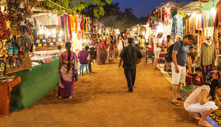 street markets,street markets in india,sarojini market,delhi,bapu bazaar,jaipur,arpora saturday night market,goa,new market,kolkata,hazratganj,lucknow,serenity beach bazaar,pondicherry