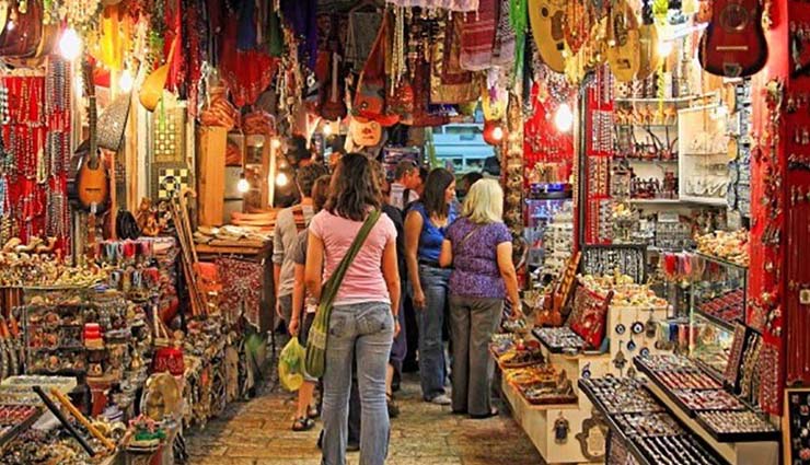 street shopping,street shopping in india,best places for street shopping,dakshinapan,dhakuria,kolkata,colaba causeway,colaba,south mumbai,sarojini nagar,delhi,lakshmi road,pune