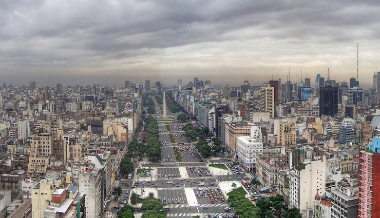 interesting streets,interesting streets in the world,9 de julio avenue,argentina,lombard street,united states,the magic roundabout,england,savoy court,steepest street,new zealand