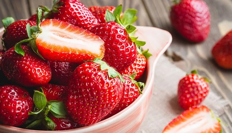 त्वचा को जवां बनाए रखने में मदद करेगी स्ट्रॉबेरी, करें इन फेस पैक का इस्तेमाल
