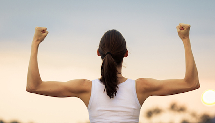 हड्डियों में मजबूती और खिंचाव के लिए फायदेमंद है वृक्षासन