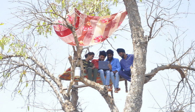 पढ़ाई के लिए जद्दोजहद / पेड़ पर मचान बनाकर ऑनलाइन क्लास अटेंड कर रहे स्टूडेंट़्स, ये है वजह