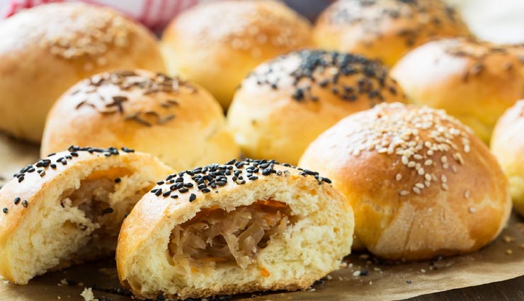 बच्चों को बहुत पसंद आएगा यह स्टफ्ड चीज़ी पनीर बन #Recipe