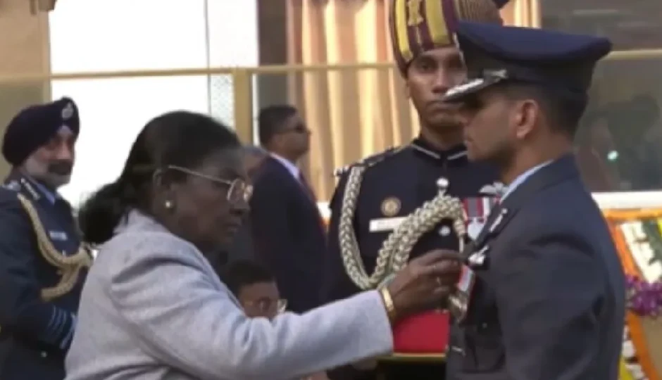गणतंत्र दिवस 2026: ग्रुप कैप्टन शुभांशु शुक्ला को राष्ट्रपति ने अशोक चक्र से किया सम्मानित, देखें VIDEO
