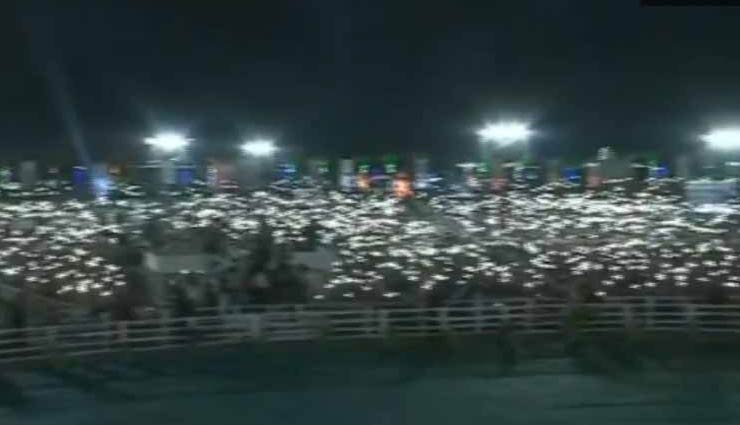 लोगों से मोबाइल की लाइट जलवा कर पीएम मोदी ने दी 'नेताजी' को श्रद्धांजलि, देखे वीडियो